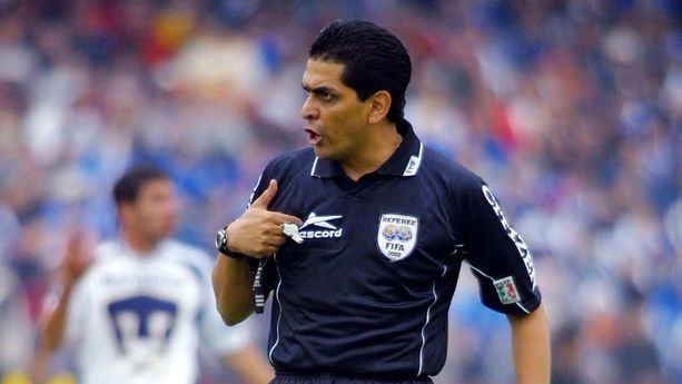 Felipe Ramos Rizo pitando Liguilla en el Apertura 2002 (Mexsport)