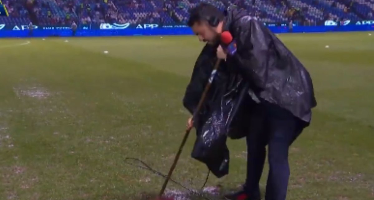 Omar Villarreal se puso a sacar agua de la cancha del Cuauhtémoc (Captura)