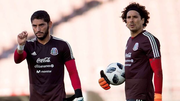 Corona y Memo Ochoa disputaron la titularidad del Tri por muchos años. (Foto: Mexsport)