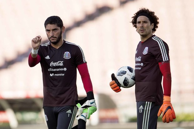 Corona siempre peleó un lugar en Selección con Memo Ochoa. (Foto: Mexsport)