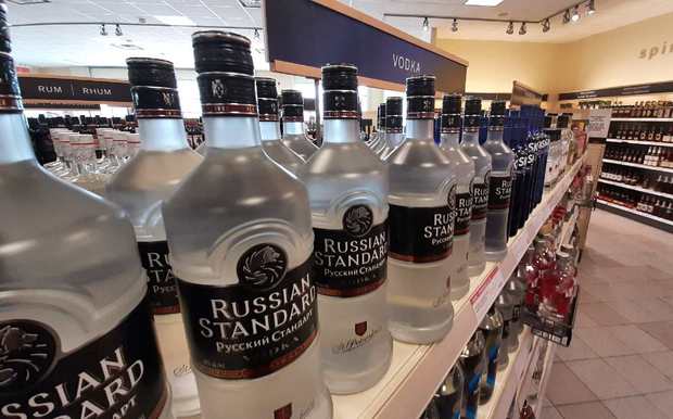 Licorerías de Canadá están retirando el vodka y otras bebidas alcohólicas rusas (Reuters)