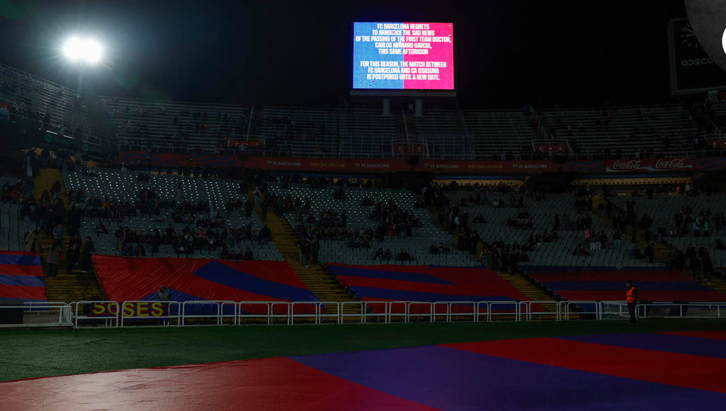 El mensaje del aplazamiento apareció en la pantalla del Olímpico de Montjuic. (Foto: EFE)