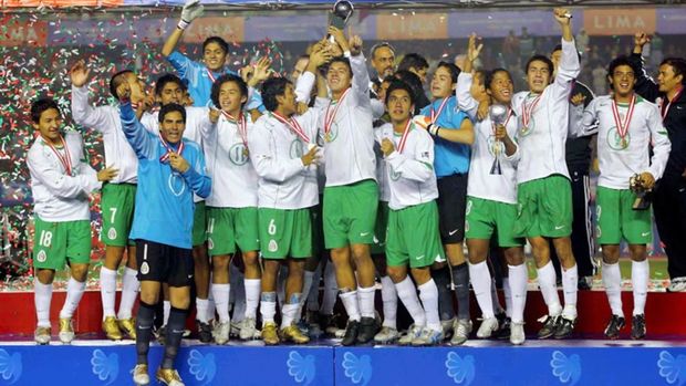 Reyes Blas pasó por su medalla en el festejo del título del Mundial. (Foto: Mexsport)