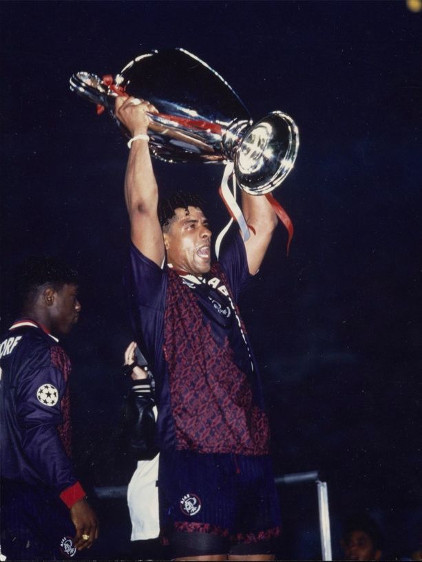 Hoy cumple años la leyenda del Ajax Frank Rijkaard. Ganador de Champions como jugador con los neerlandeses y como entrenador con el Barcelona. Foto: @