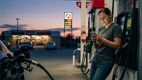 ¿Hay un riesgo si utilizo mi celular en una gasolinera? Esto dicen expertos | Foto: IA