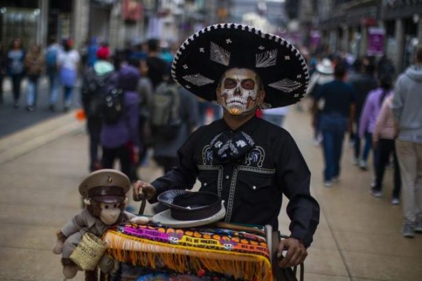 Organillero en la celebración del Día de Muertos (EFE)