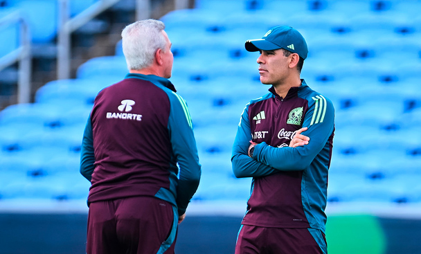 Rafael Márquez platicando con Vasco Aguirre en un entrenamiento. (Foto: Mexsport)