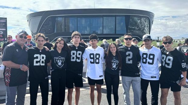 Se tomaron la fotografía también en el exterior del estadio. (Foto: Cortesía)