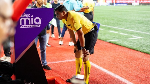 El árbitro Jorge Abraham Camacho revisa el VAR (imago7)