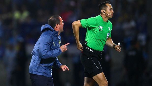 Jardine le reclamó fuerte a Santander. (Foto: Mexsport)