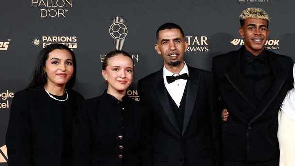 Lamine Yamal fue acompañado por su familia en la gala del Balón de Oro (AFP)