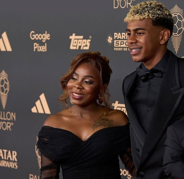 Lamine Yamal posa junto a su madre (Instagram @sheila_ebana)