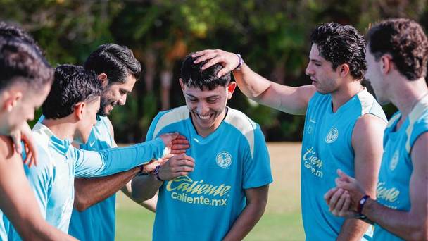 Alexis Gutiérrez es recibido por sus nuevos compañeros (@ClubAmérica)