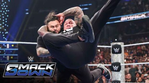Randy Orton aplicando un RKO a Bronson Reed (FOTO: WWE)