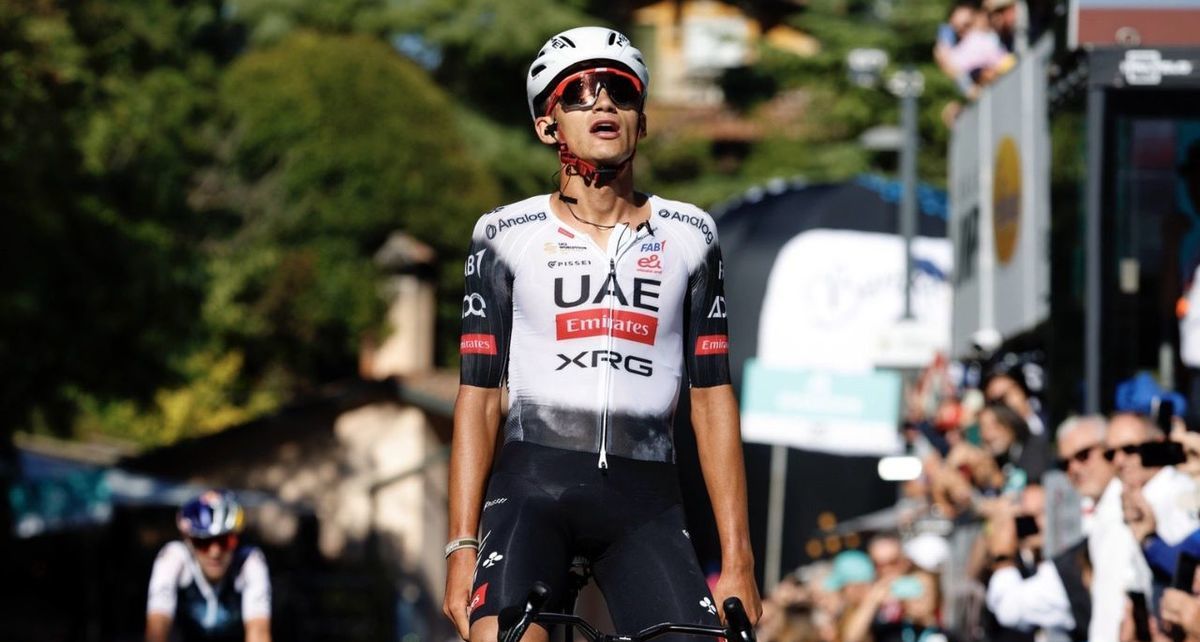 Isaac del Toro en el Giro de Emilia (X: TeamEmiratesUAE)