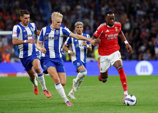 Benfica cortó la racha de victoria de Porto / Reuters