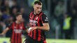 Santiago Gimenez no pudo hacer gol ante la Juventus