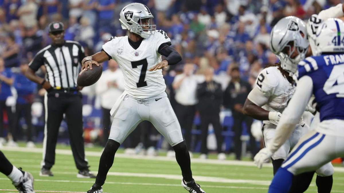 Geno Smith sufrió dos intercepciones en la derrota de los Raiders (Reuters)