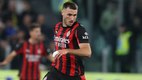Santiago Gimenez no pudo hacer gol ante la Juventus