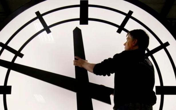 Se adelanta una hora al reloj el primer domingo de abril 2021. (Foto: AP)