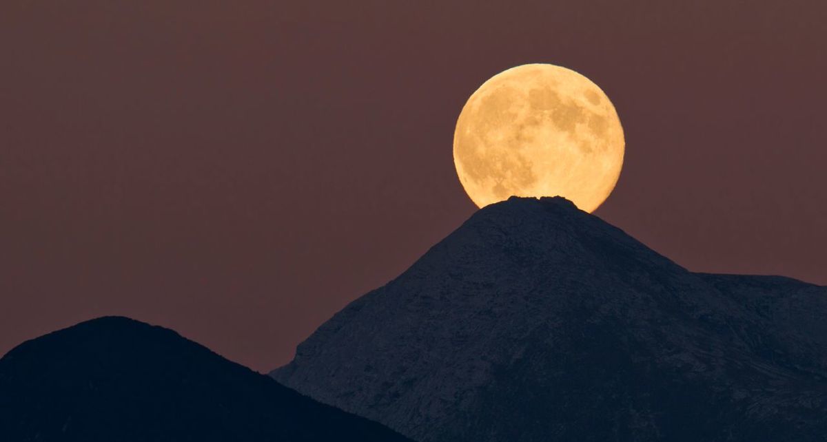 Superluna 2025: cómo y cuándo observar la luna más brillante del año este 7 de octubre| Canva
