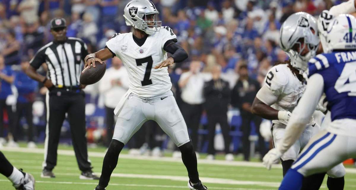 Geno Smith sufrió dos intercepciones en la derrota de los Raiders (Reuters)