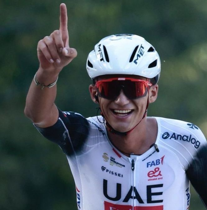Isaac del Toro en el Giro del Piemonte (X: @TeamEmiratesUAE)