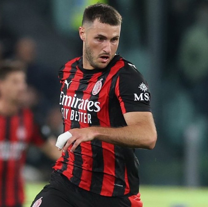 Santiago Gimenez no pudo hacer gol ante la Juventus
