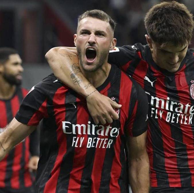 Santiago Gimenez celebra un gol con AC Milan (EFE)