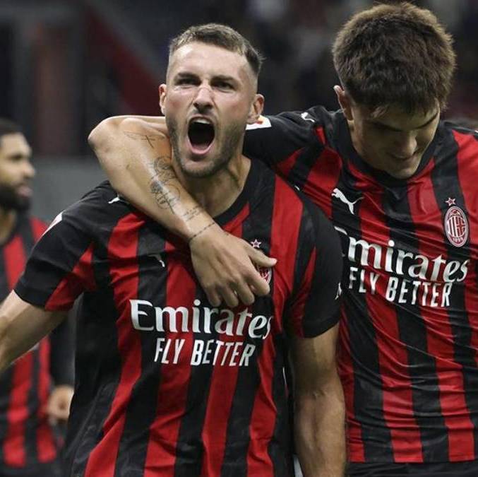 Santiago Gimenez celebra un gol con AC Milan (EFE)