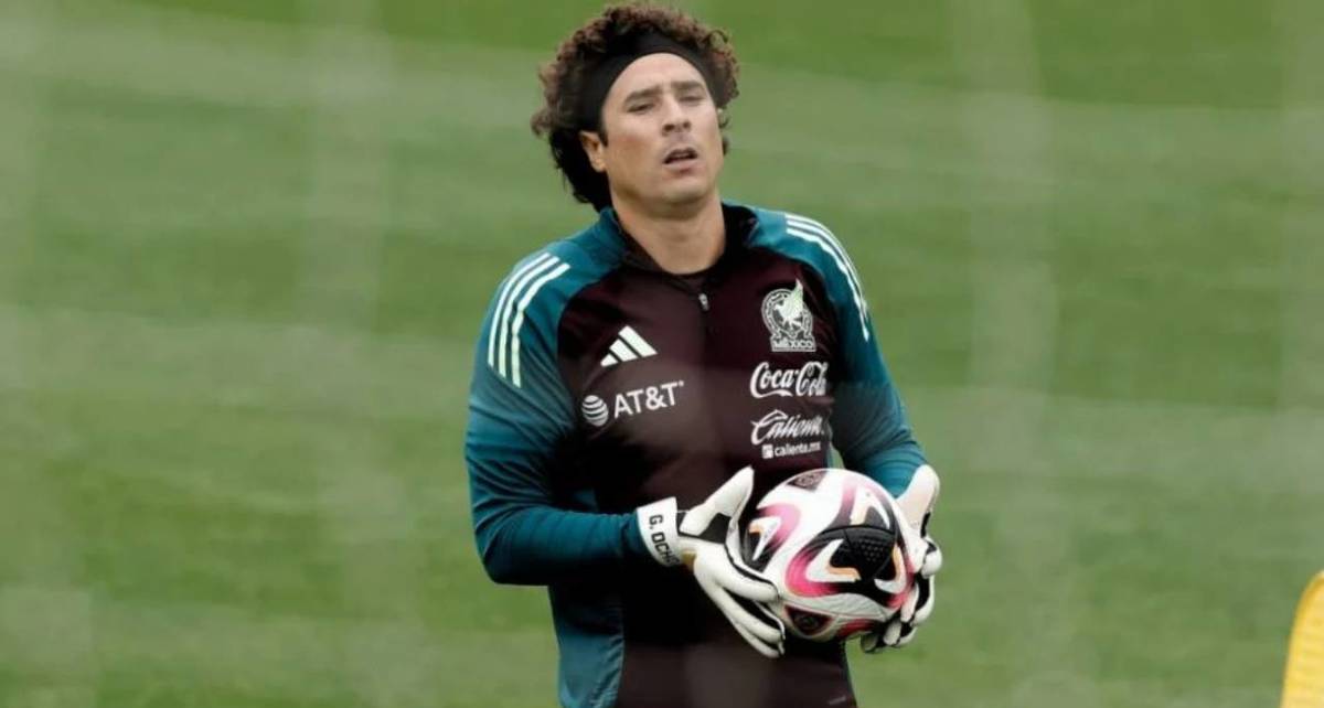 Memo Ochoa en un entrenamiento del Tri (Mexsport)