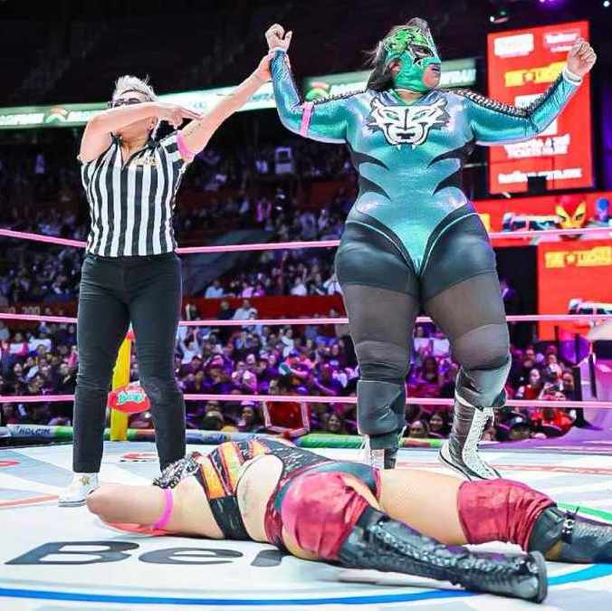 Skadi salió con el brazo en alto (CMLL)