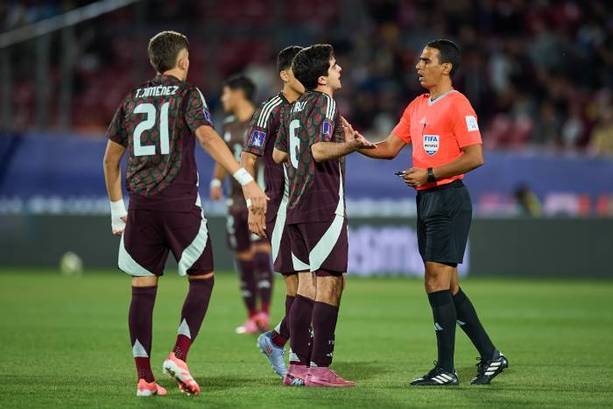 Garza reclama al árbitro en el México vs. Argentina Sub 20 (Mexsport)