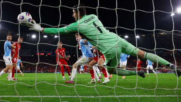 Courtois y Bélgica consiguieron un triunfo en casa de Gales (Reuters)
