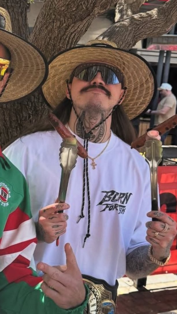 Dominik Mysterio tiene un nuevo tatuaje en el cuello