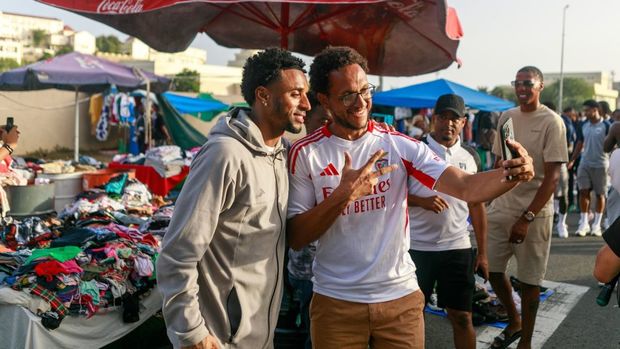 Los jugadores de Cabo Verde pasearon por el mercado. (Foto: FIFA)
