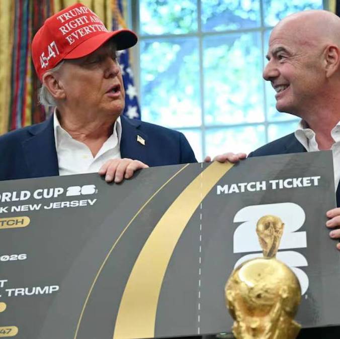 Donald Trump recibe boleto del Mundial 2026 por parte de Gianni Infantino (AFP)