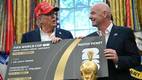 Donald Trump recibe boleto del Mundial 2026 por parte de Gianni Infantino (AFP)