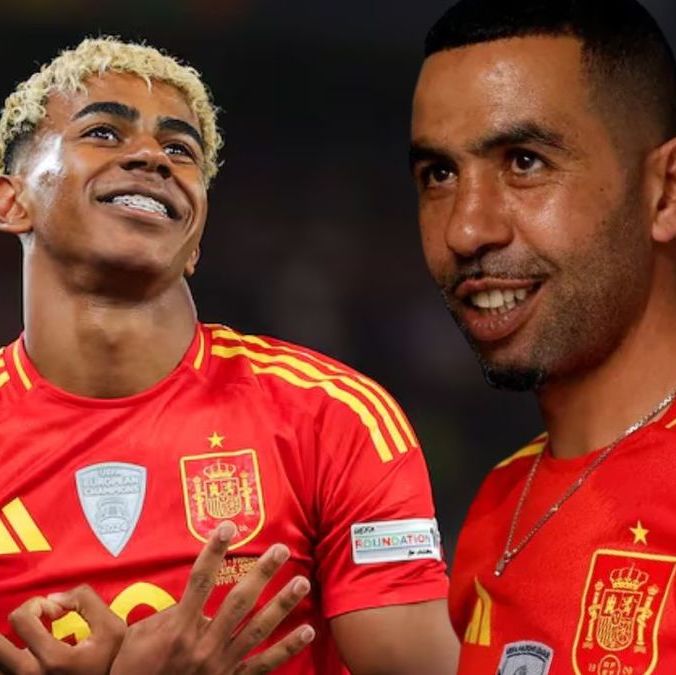 Lamine Yamal y su padre con la playera de la Selección de España. (Foto: Especial)