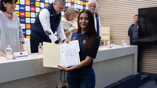 Una jugadora también se graduó. (Foto: Pumas)