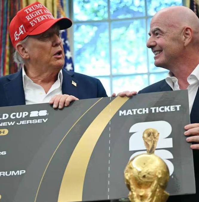 Donald Trump recibe boleto del Mundial 2026 por parte de Gianni Infantino (AFP)