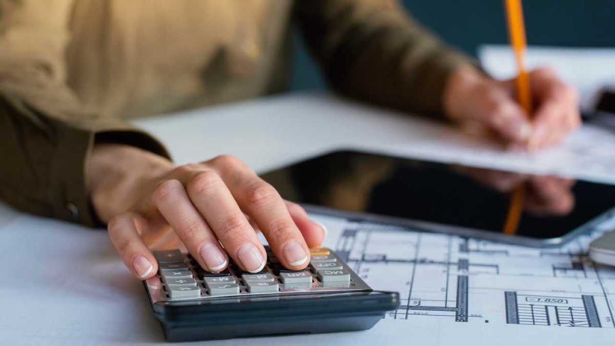SAT podría multarte por no declarar préstamos a amigos o familiares (Freepik)