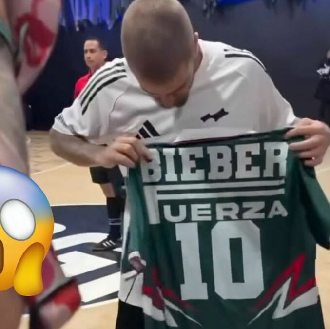 Fuerza Regida sorprende a Justin Bieber con una playera de México