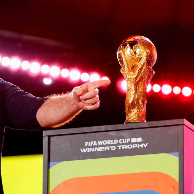 Infantino junto a la Copa del Mundo. (Foto: Reuters)