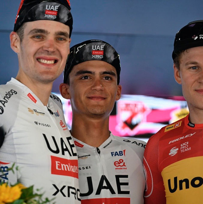 Isaac del Toro sumó su triunfo 16. (Foto: X @TeamEmiratesUAE)