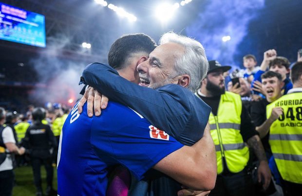 Jesús Martínez se abrazó con el DT Paunovic al ascender a LaLiga. (Foto: Real Oviedo)