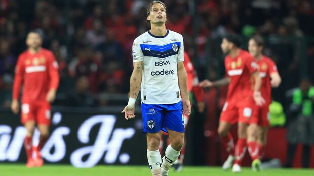 Sergio Canales en duelo ante Toluca (Mexsport)