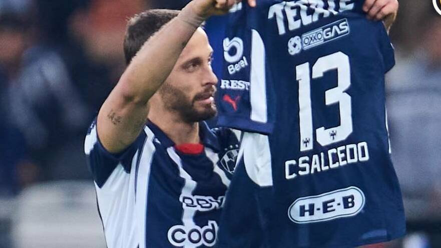 Sergio Canales muestra la playera de Carlos Salcedo tras su gol (Mexsport)
