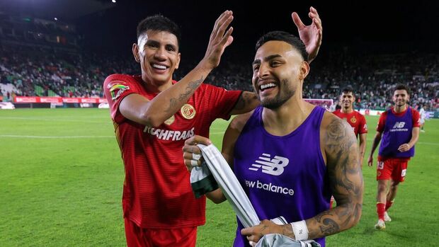 Alexis Vega 'coronado' por Nicolás Castro en el Toluca (Imago7)