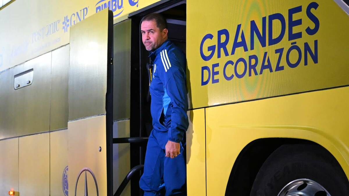 André Jardine desciende del autobús del América (Imago7)